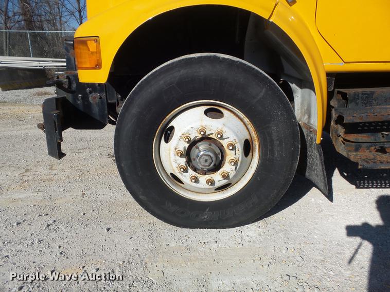 image for item DC7437 1999 International 4900 truck cab and chassis