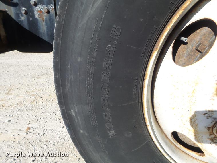 image for item DC7437 1999 International 4900 truck cab and chassis