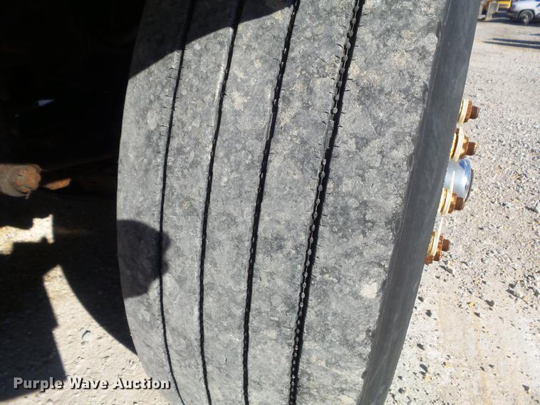 image for item DC7437 1999 International 4900 truck cab and chassis