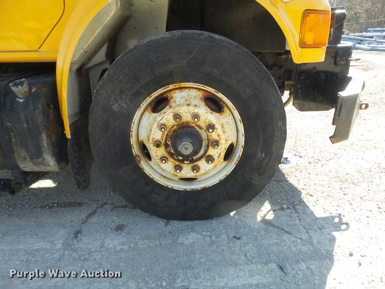 image for item DC7437 1999 International 4900 truck cab and chassis