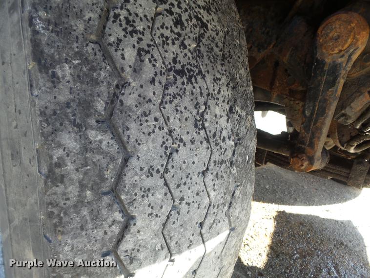 image for item DC7437 1999 International 4900 truck cab and chassis