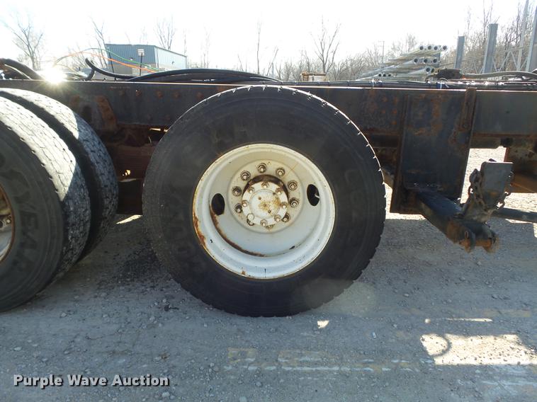 image for item DC7437 1999 International 4900 truck cab and chassis