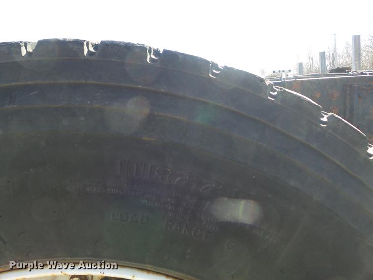 image for item DC7437 1999 International 4900 truck cab and chassis