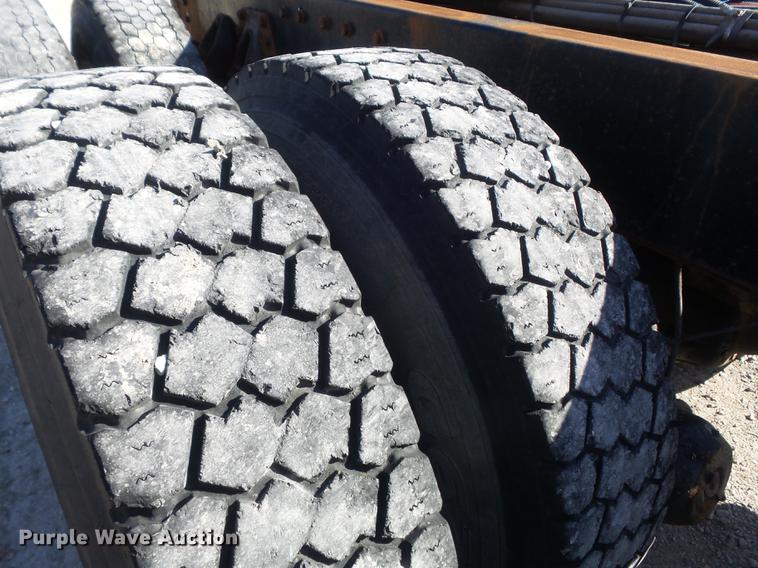 image for item DC7437 1999 International 4900 truck cab and chassis