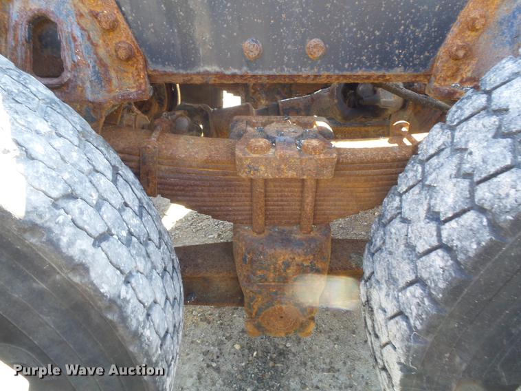 image for item DC7437 1999 International 4900 truck cab and chassis