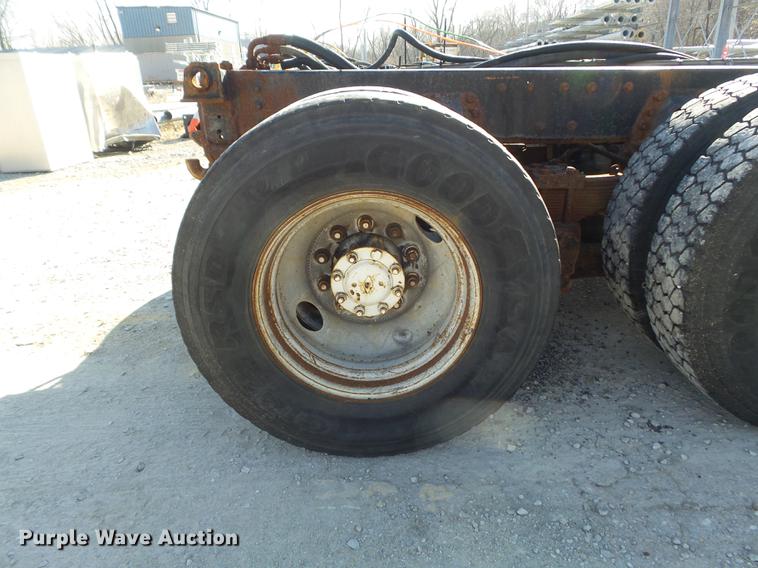 image for item DC7437 1999 International 4900 truck cab and chassis