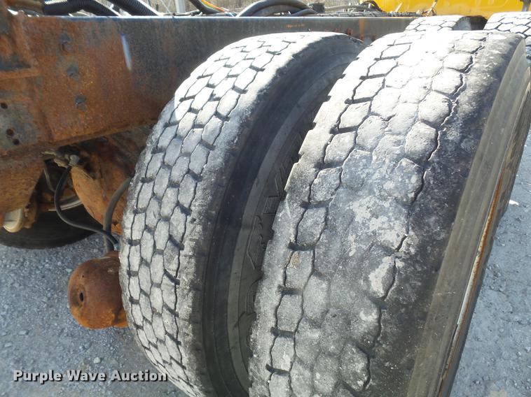 image for item DC7437 1999 International 4900 truck cab and chassis