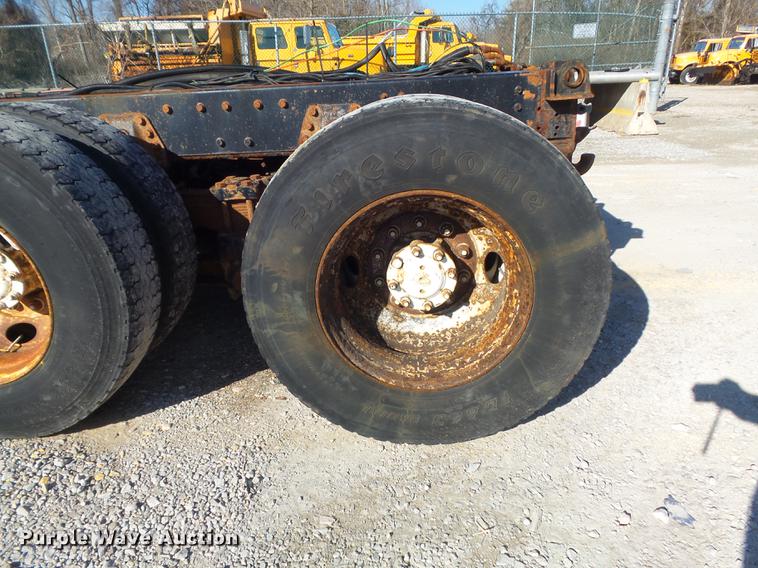 image for item DC7437 1999 International 4900 truck cab and chassis