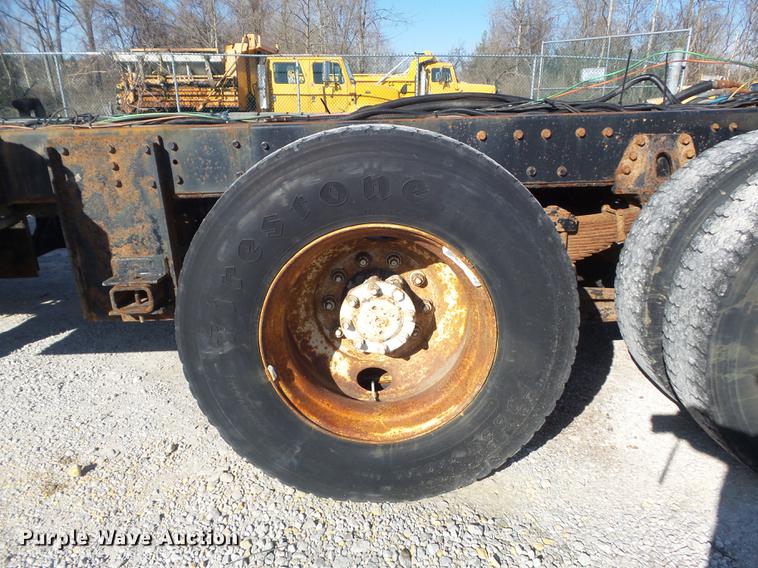 image for item DC7437 1999 International 4900 truck cab and chassis