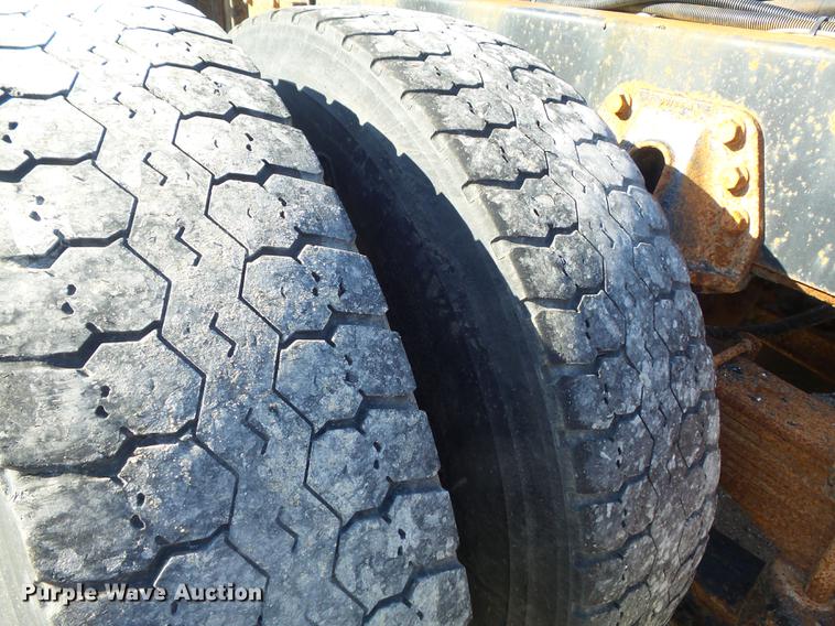 image for item DC7437 1999 International 4900 truck cab and chassis