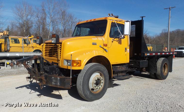 image for item DC7438 2000 International 4900 flatbed truck