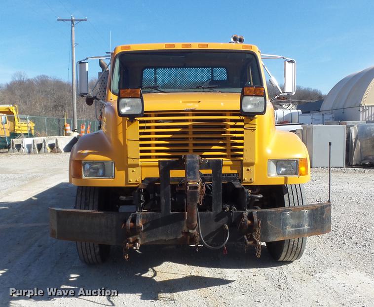 image for item DC7438 2000 International 4900 flatbed truck