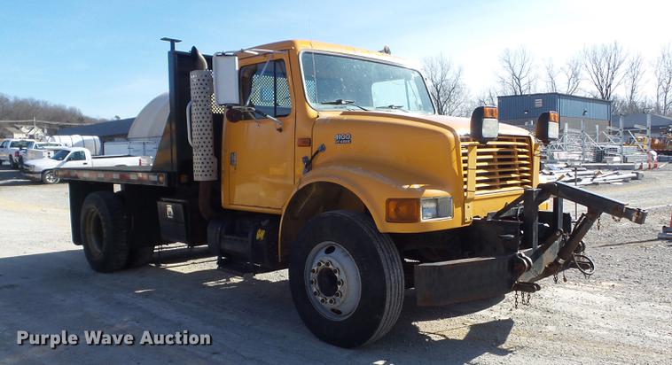 image for item DC7438 2000 International 4900 flatbed truck