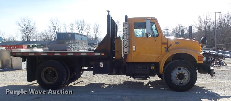 image for item DC7438 2000 International 4900 flatbed truck