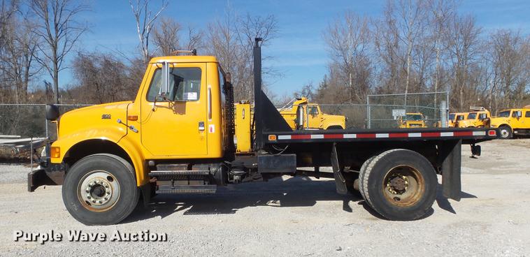 image for item DC7438 2000 International 4900 flatbed truck