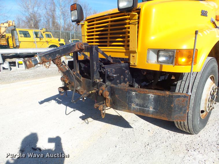 image for item DC7438 2000 International 4900 flatbed truck