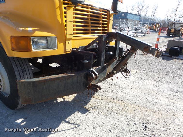 image for item DC7438 2000 International 4900 flatbed truck