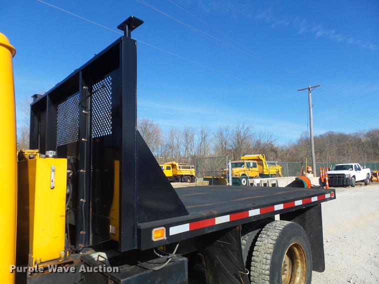 image for item DC7438 2000 International 4900 flatbed truck