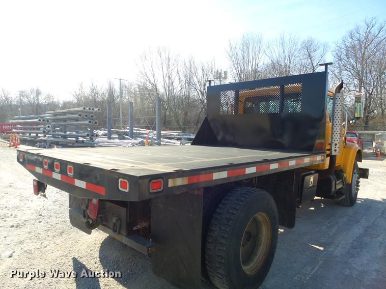 image for item DC7438 2000 International 4900 flatbed truck
