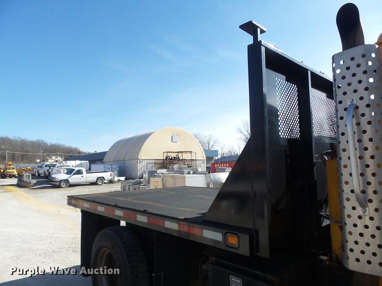 image for item DC7438 2000 International 4900 flatbed truck