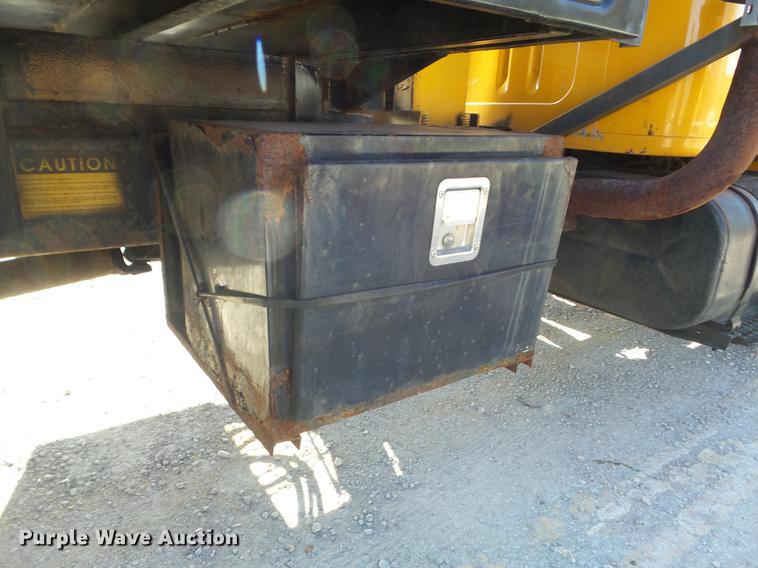 image for item DC7438 2000 International 4900 flatbed truck