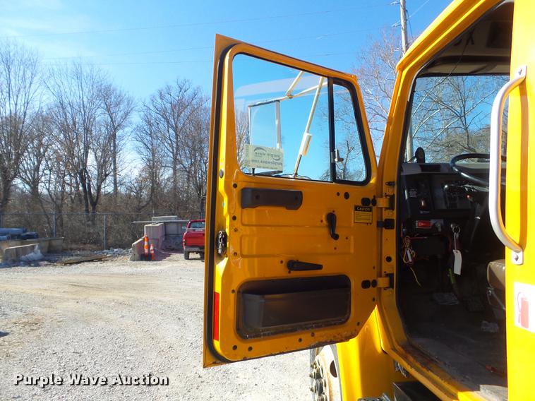 image for item DC7438 2000 International 4900 flatbed truck