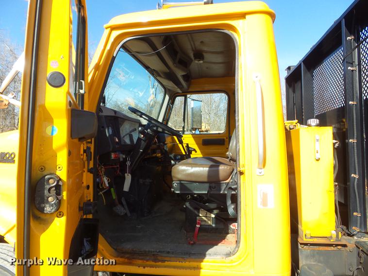 image for item DC7438 2000 International 4900 flatbed truck