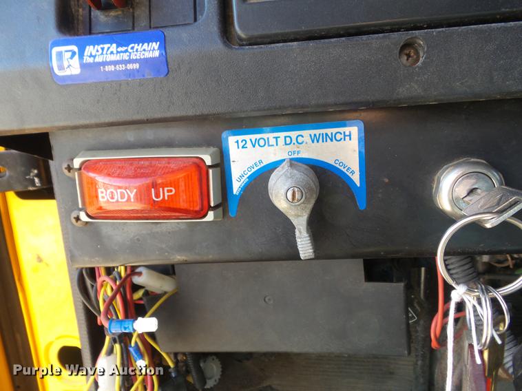 image for item DC7438 2000 International 4900 flatbed truck