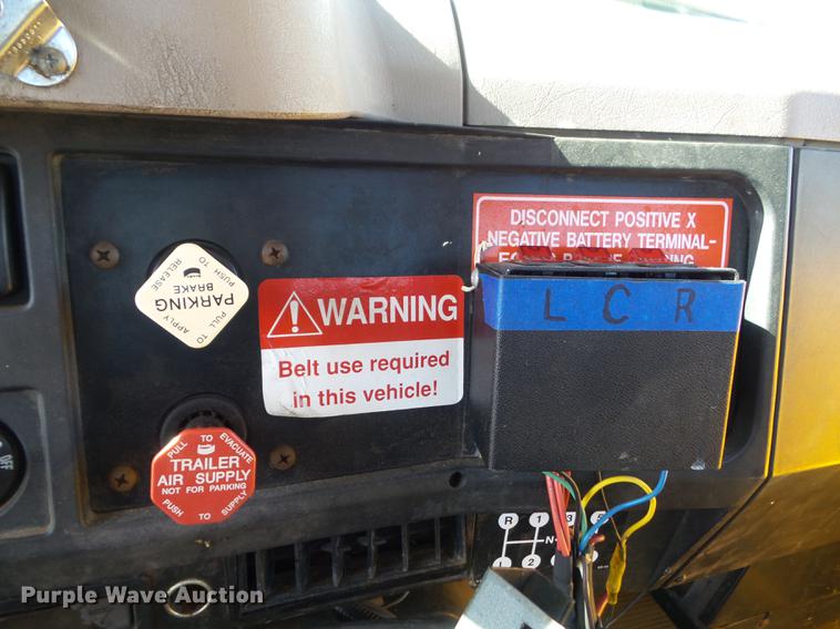 image for item DC7438 2000 International 4900 flatbed truck