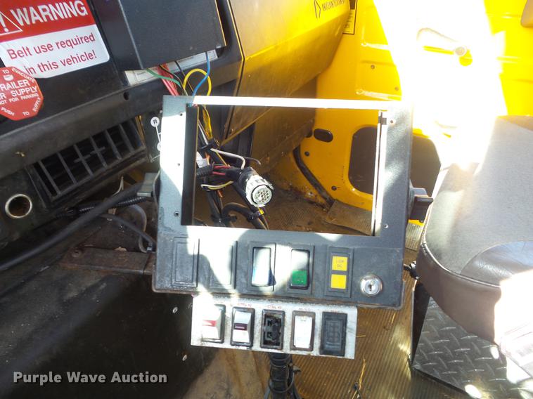 image for item DC7438 2000 International 4900 flatbed truck