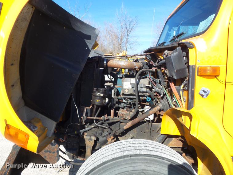 image for item DC7438 2000 International 4900 flatbed truck