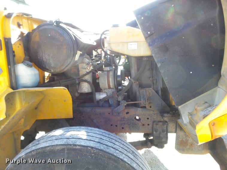 image for item DC7438 2000 International 4900 flatbed truck