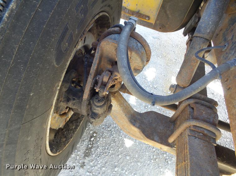 image for item DC7438 2000 International 4900 flatbed truck