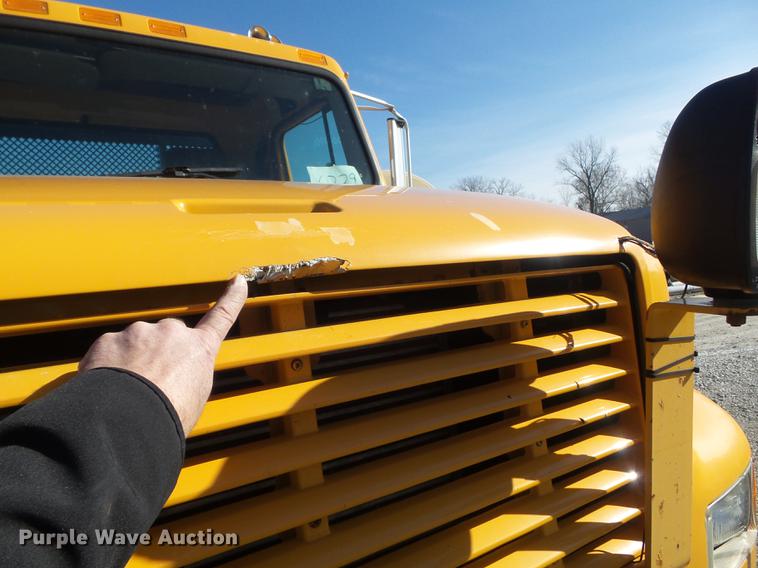 image for item DC7438 2000 International 4900 flatbed truck