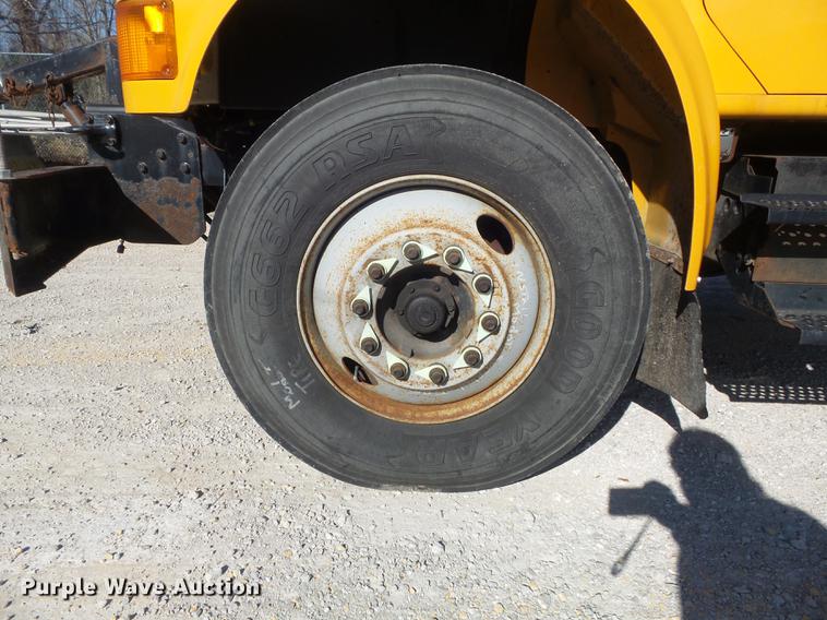 image for item DC7438 2000 International 4900 flatbed truck