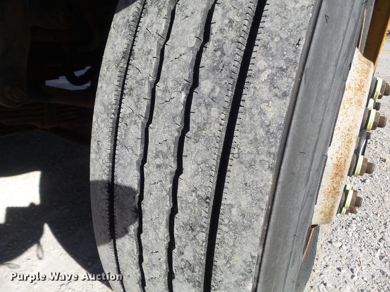 image for item DC7438 2000 International 4900 flatbed truck