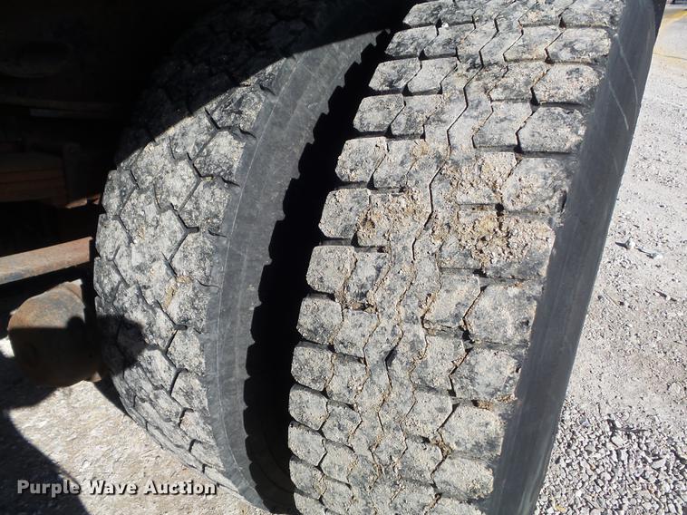 image for item DC7438 2000 International 4900 flatbed truck