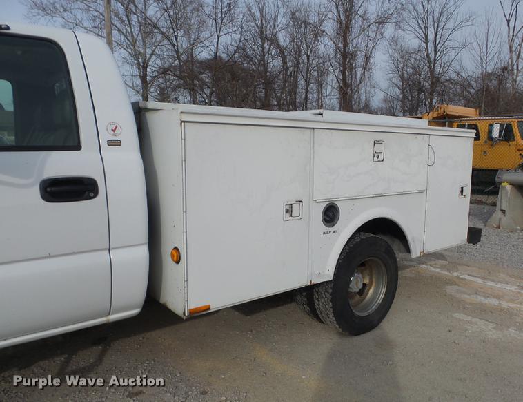image for item DC7442 2004 Chevrolet Silverado 3500 utility bed pickup truck