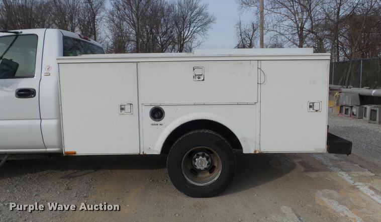 image for item DC7442 2004 Chevrolet Silverado 3500 utility bed pickup truck