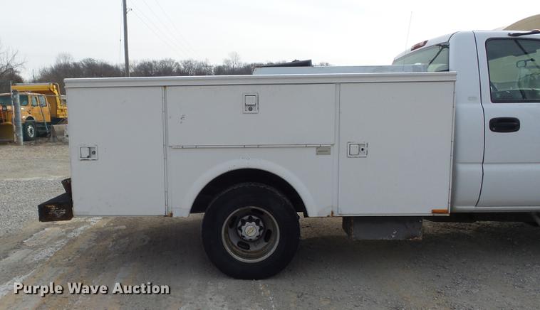 image for item DC7442 2004 Chevrolet Silverado 3500 utility bed pickup truck