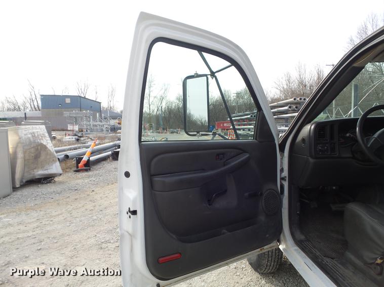 image for item DC7442 2004 Chevrolet Silverado 3500 utility bed pickup truck