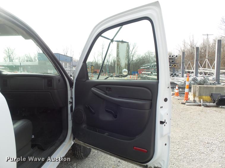 image for item DC7442 2004 Chevrolet Silverado 3500 utility bed pickup truck