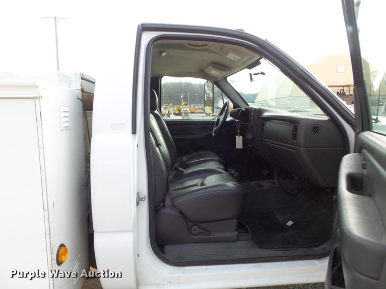image for item DC7442 2004 Chevrolet Silverado 3500 utility bed pickup truck