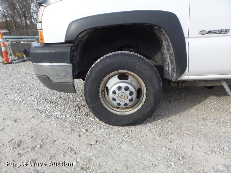 image for item DC7442 2004 Chevrolet Silverado 3500 utility bed pickup truck