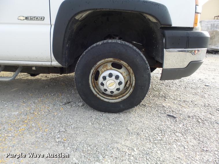 image for item DC7442 2004 Chevrolet Silverado 3500 utility bed pickup truck