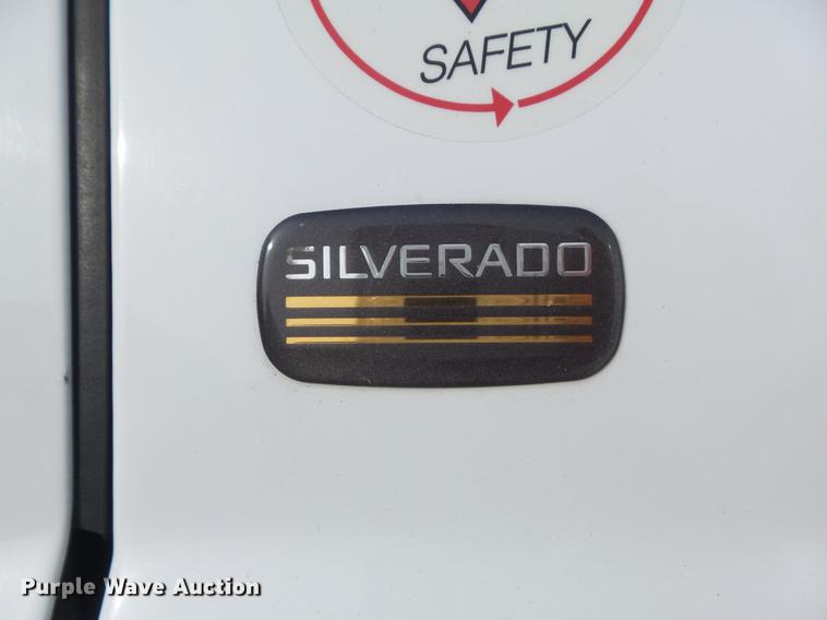 image for item DC7442 2004 Chevrolet Silverado 3500 utility bed pickup truck