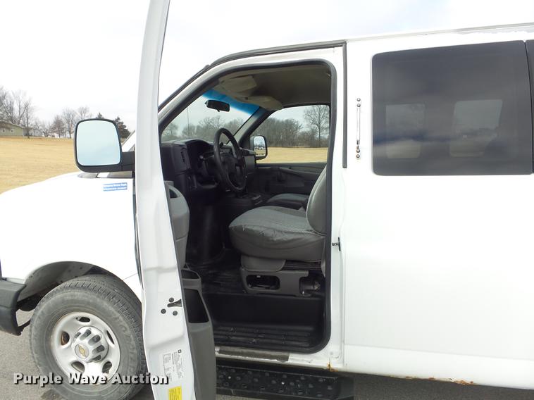 image for item DC7444 2003 Chevrolet Express 3500 van