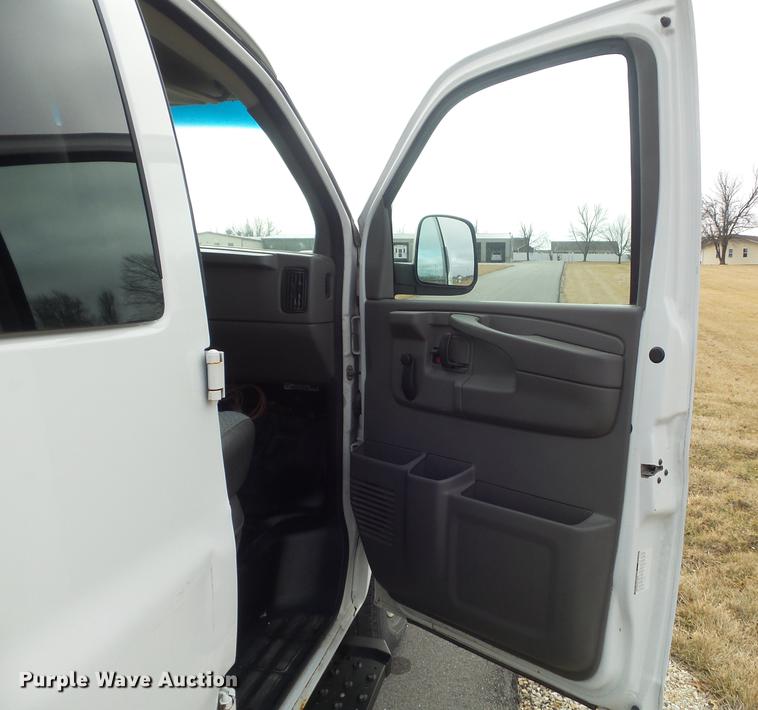 image for item DC7444 2003 Chevrolet Express 3500 van