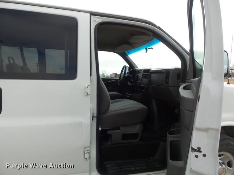 image for item DC7444 2003 Chevrolet Express 3500 van