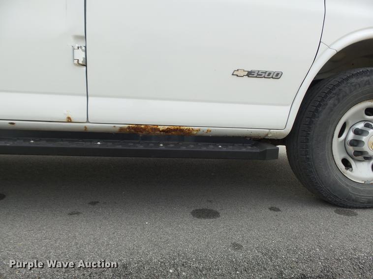 image for item DC7444 2003 Chevrolet Express 3500 van